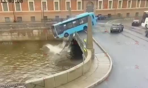 Момент падения автобуса в Мойку попал на видео