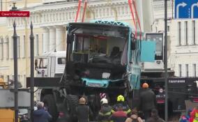 В результате падения пассажирского автобуса в реку Мойка в Петербурге скончались семь человек