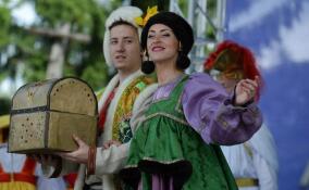 Артисты Ленобласти покажут традиции малых народов на Свадебном фестивале в Москве