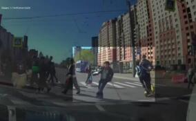 На пешеходном переходе на Комендантском проспекте двое на самокате сбили с ног женщину