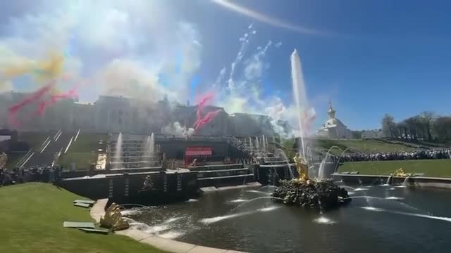В Петергофе прошел торжественный запуск фонтанов - видео