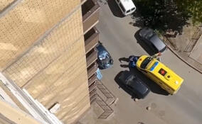На проспекте Кузнецова в Петербурге человек выпал из окна высотки