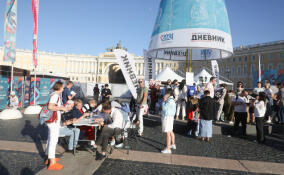 Более 30 тысяч открыток отправили за четыре дня работы «Литературной почты» на Дворцовой площади