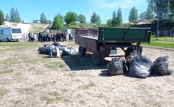 Школьники собрали мусор на пляже в Кировске