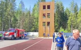 Добровольцы и школьники участвуют в соревнованиях по пожарно-прикладному спорту в Сертолово