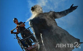 На площади Искусств помыли памятник Александру Пушкину