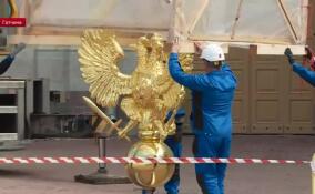 Трехглавый орел вернулся на свое историческое место на башне ротонды Гатчинского дворца