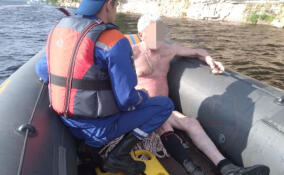 На реке Волхов спасатели помогли добраться до скорой мужчине, которому стало плохо