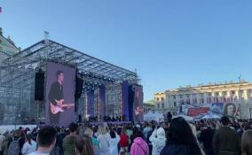 На Дворцовой площади начался концерт в рамках ПМЭФ-2024