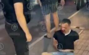 Пьяный мужчина размахивал кухонным ножом в кафе в Мурино – видео