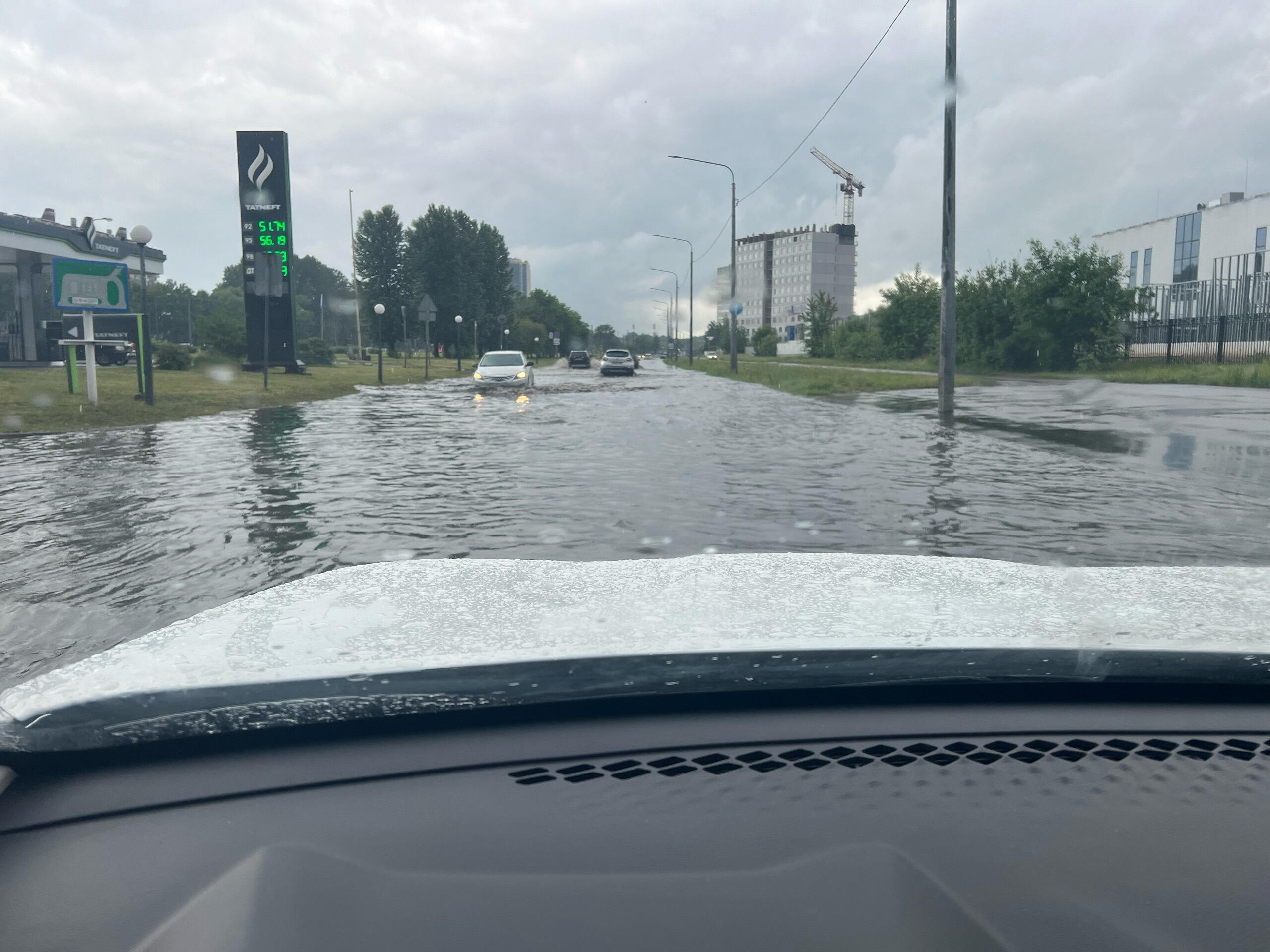 На юге Петербурга из-за ливня подтопило две улицы