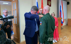Участникам СВО из Ленобласти вручили удостоверения ветерана боевых действий