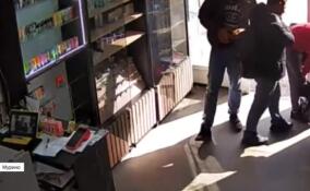Полицейские разыскивают похитителей товаров из табачной лавки в Мурино