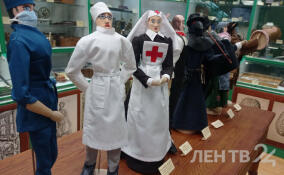 От шкур и бубнов до химзащиты: петербуржцы могут посетить выставку медицинской одежды разных веков