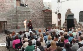 Театр «На Литейном» показал спектакль «Тот самый Мюнхгаузен» в Выборгском замке