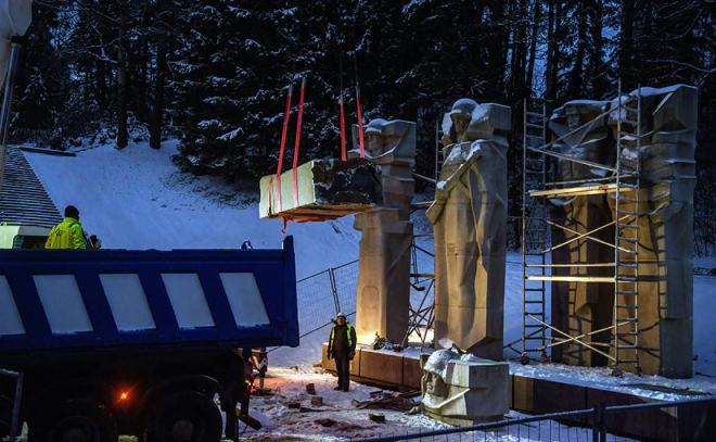 Латвийские корчи: разрушители памятников советским воинам взялись за могилы