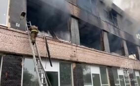 В Гатчине потушили крупный пожар на мебельной фабрике