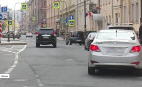 Власти Петербурга могут ввести запрет на въезд во дворы транспорту, который не принадлежит жильцам дома