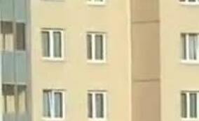Пьяный мужчина вывесил двухлетнего ребенка из окна 13 этажа в Петербурге