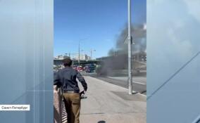На Выборгской набережной у Кантемировского моста загорелся автомобиль