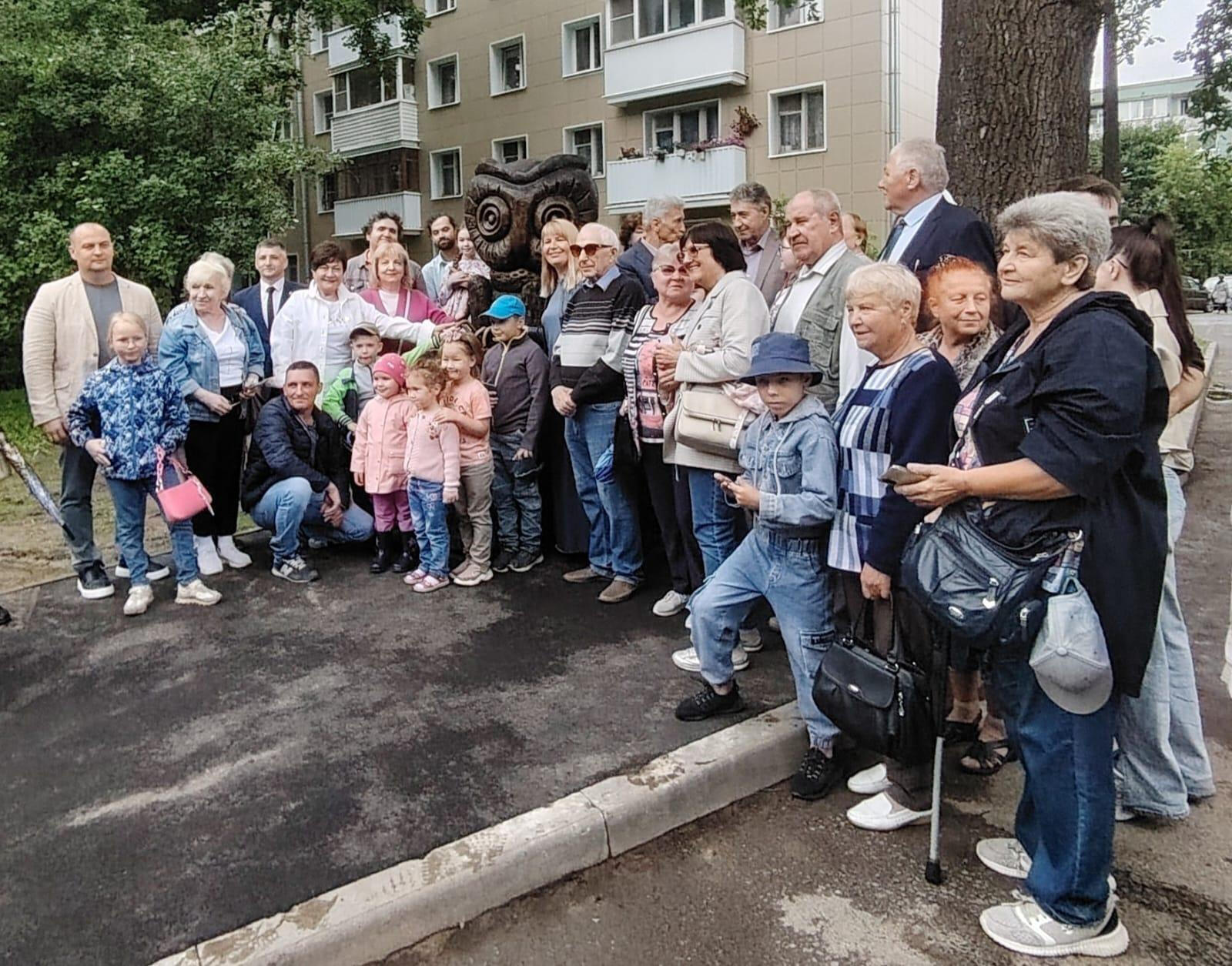 В Лужском районе трое в противочумных костюмах вынесли из магазина дорогой  алкоголь, красную икру и сигареты