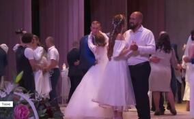 В День семьи, любви и верности в Тосно прошел свадебный фестиваль