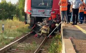 Из-под поезда в Гатчинском районе начали доставать тела погибших
