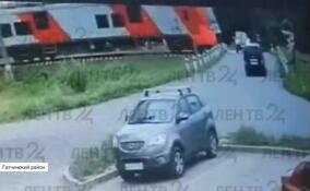 В Гатчинском районе начали доставать тела погибших из-под поезда, столкнувшегося с автомобилем