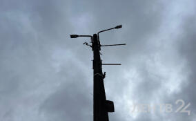 Поселок Саперное погрузился во мрак из-за бесхозных фонарных столбов