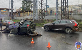 На Витебском проспекте в четверг утром опрокинулся автомобиль