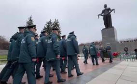 На Пискаревском кладбище почтили память сотрудников полиции, погибших при исполнении воинского долга