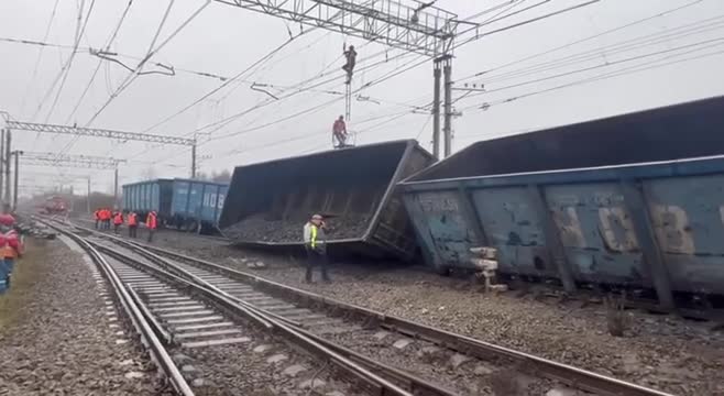 Шесть вагонов грузового поезда сошли с рельсов в Гатчине