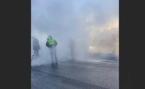 На набережной реки Фонтанки в Петербурге прорвало трубу с кипятком