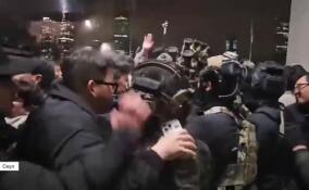 В Сеуле у здания главного законодательного органа собирается всё больше людей с флагами и транспарантами