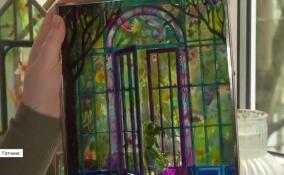 Мастер из Гатчины делает миниатюрные витражные панно с гербарием