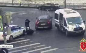 Двумя уголовными делами обернулась для водителя поездка в Приморском районе Петербурга