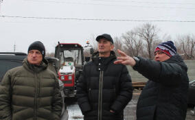 Делегация из Ленобласти проверила выполнение ремонта дорог в подшефном Енакиево