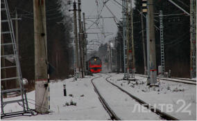 В Петербурге за выходные под поезд попали два человека