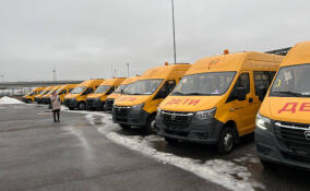 Дрозденко: в 13 районов Ленобласти передали 40 новых школьных автобусов