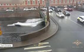 Двое петербуржцев облачились в костюмы Дедов Морозов и устроили гонки на гидроциклах