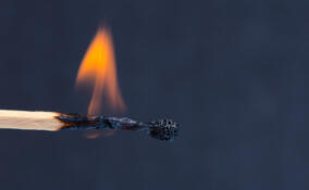 Неизвестные подожгли пакет с вещами у двери пенсионерки в Кингисеппе