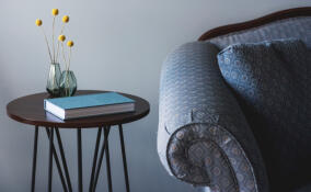 Житель поселка Мга поджег диван в арендованной квартире