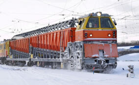 Октябрьскую железную дорогу от снега чистили более 50 спецмашин