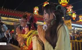 В Гонконге жители встретили Лунный Новый год в храме трех религий