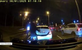 В Кудрово автовладельцу пришлось ответить по закону за езду без номеров и по выделенной полосе