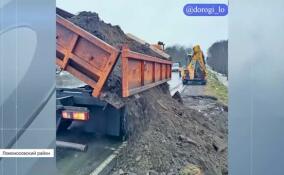Дорожники Ленобласти оперативно устранили размыв обочины на дороге Ропша — Оржицы