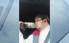 В Санкт-Петербурге таксист спас пенсионерку от мошенников, отказавшись везти ее в банк