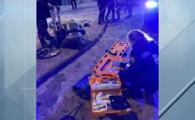 Врачи скорой и сотрудники МЧС спасли рабочего, провалившегося в люк