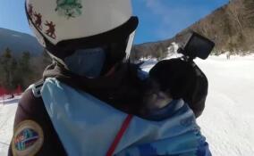 Спортсмен покоряет горные вершины вместе с домашним питомцем