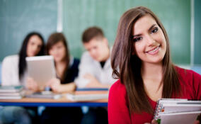 Около 950 тысяч женщин в России работают учителями
